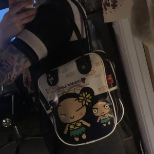 Rolig väska- y2k - pucca - Finns 4st små skador i yttre skinnet men syns knappt, kan kicka bild om du vill!😇