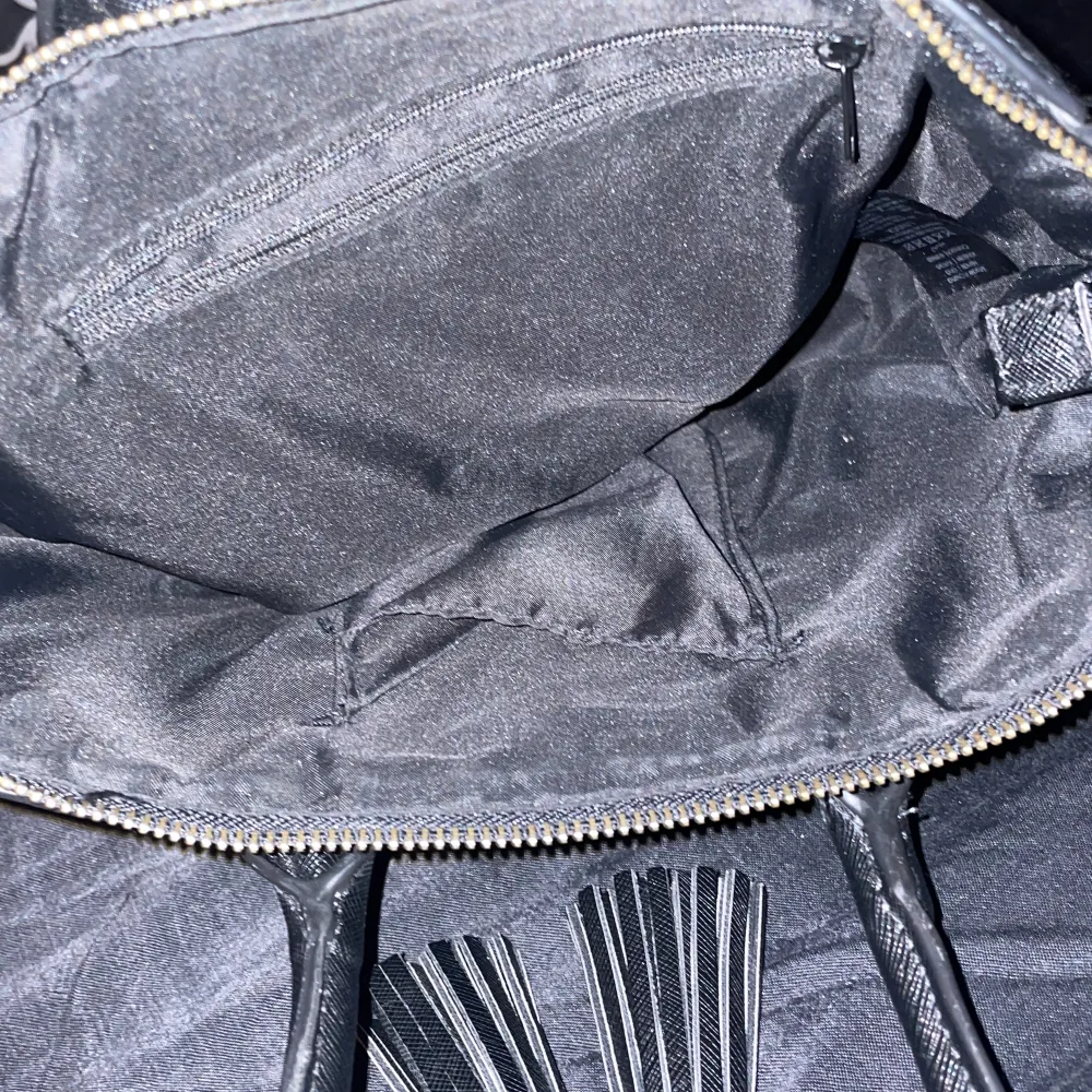 En hand väska är liten o gullig perfekt för lite mer elegant klädstil. . Väskor.