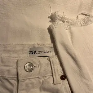 Vita jeans från zara i storlek 36
