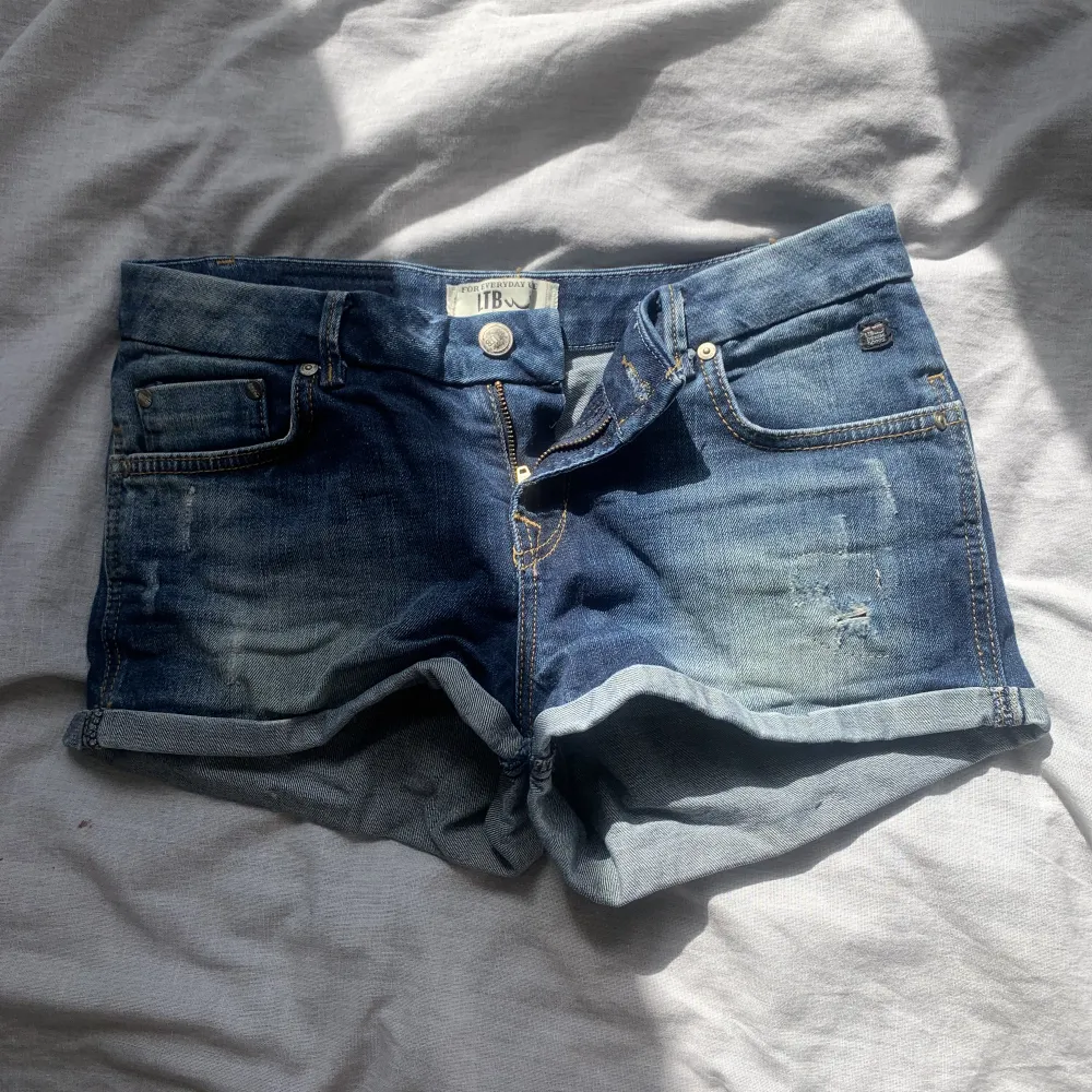 Köpte dessa fina Lågmidjade shorts från sellpy för en månad sedan och inte använd för jag har ett par liknande men de passar bra. Skriv om intresse, är snabb på att svara💕. Shorts.