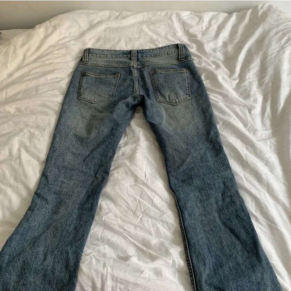 Säljer mina Lågmidjade brandy Melville jeans som är köpta för ett tag sedan men ej använda mycket då jag har ett par liknande. De finns inga defekter på byxorna och köpte de för 400kr. Skriv för intresse, är snabb på att svara💕😍. Jeans & Byxor.
