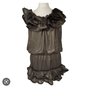 Hmxlanvin klänning  - Säljer denna skit fina klänning från hmxlanvin kollektionen 💕💕