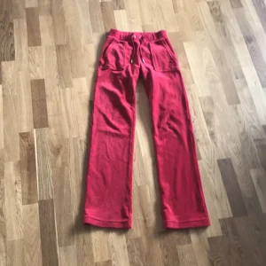 Röda juicy - Säljer dem pga att dem är för små inga skador han knappt använt dem😻