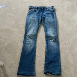 Säljer dessa jötte fina jeans med stjärnor på fickorna som jag köpt på plick. Super bra skick och bara använda av mig en gång. +frakt. Andvänd helts inte köp nu