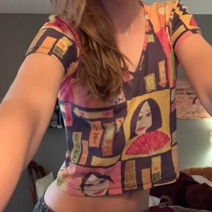 unik topp - Så cool unik v-ringad topp i ett mycket lätt och fint material. Står inget märke i, strl M men den passar på mig som har xs också samt är stretchig så passar nog de flesta storlekar. Skriv vid frågor eller tryck på ”Köp nu”🩵