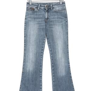 Lågmidjade jeans från Wrangler i bootcut modell!