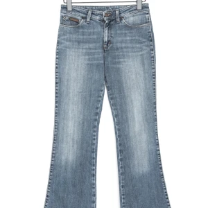 Lågmidjade bootcut jeans - Lågmidjade jeans från Wrangler i bootcut modell!