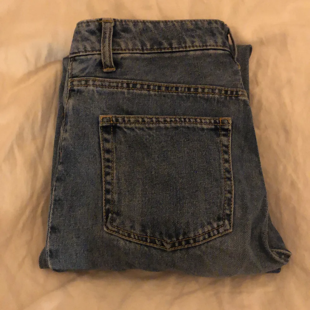 Basic jeans. Nice att ha till våren. Från hm. Original pris: 300 mitt pris 150 men kan även diskuteras. Jeans & Byxor.