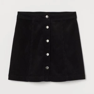 Kjol med knappar i silver - Aldrig använts <3