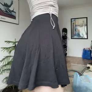 Högmidjad kjol från H&M. silver dragkedja bak, använder ej🖤
