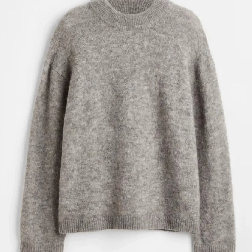 Fin grå tröja från H&M! Skriv privat för fler bilder🧡🧡  . Stickat.