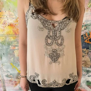 linne med detaljer  - Väldigt unikt rosa linne med detaljer. Storlek 38 men passar S/M beroende på önskad passform, modellen är 170 cm lång. Hör av er vid frågor och kolla in vår profil för fler plagg!!