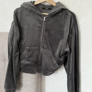 Croppad hoodie - Croppad tröja från BikBok Storlek Xs Mörk grå och väldigt skönt material Knappt använd 