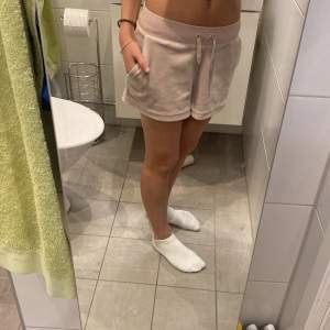 Jätte fina smickrade ljusrosa Juicy Couture shorts i storlek XS🩷Utgångspris 350kr frakt ingår💌 Bara att kontakta vid intresse och frågor🥰 