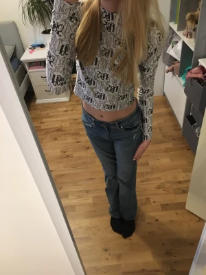 Lång ärmad kort tröja - En skön lång ärmad tröja i polyester ❤️Knappt använd. Frakt tillkommer på 30kr! Tröjan är från new yorker. Passar bra med jeans.