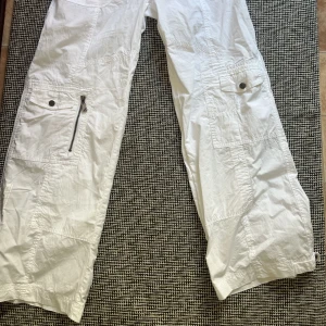 Lambretta cargo  - Jätte snygga lowwaist lambretta vita cargo pants, tunt material perfekt för sommaren. 100% bomull, helt nya utan prislapp. ( fel storlek, M men passar nog lite bättre S Elr personer med smalare ben) KOM GÄRNA MED BUD!!!