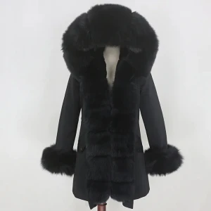 Parka Jacka - Säljer nu min parka jacka, köpt för 4000 & varsamt använd.  Äkta päls på luva & innanför.  Pälsen är avtagbar.  Kan mötas upp i Stockholm