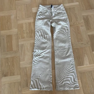 Hm jeans - Ett par lågmidjade hm jeans  i coolt mönster. Jeansen är i bootcut modell. Storlek 32. Dem är i bra skick. Använda några gånger.