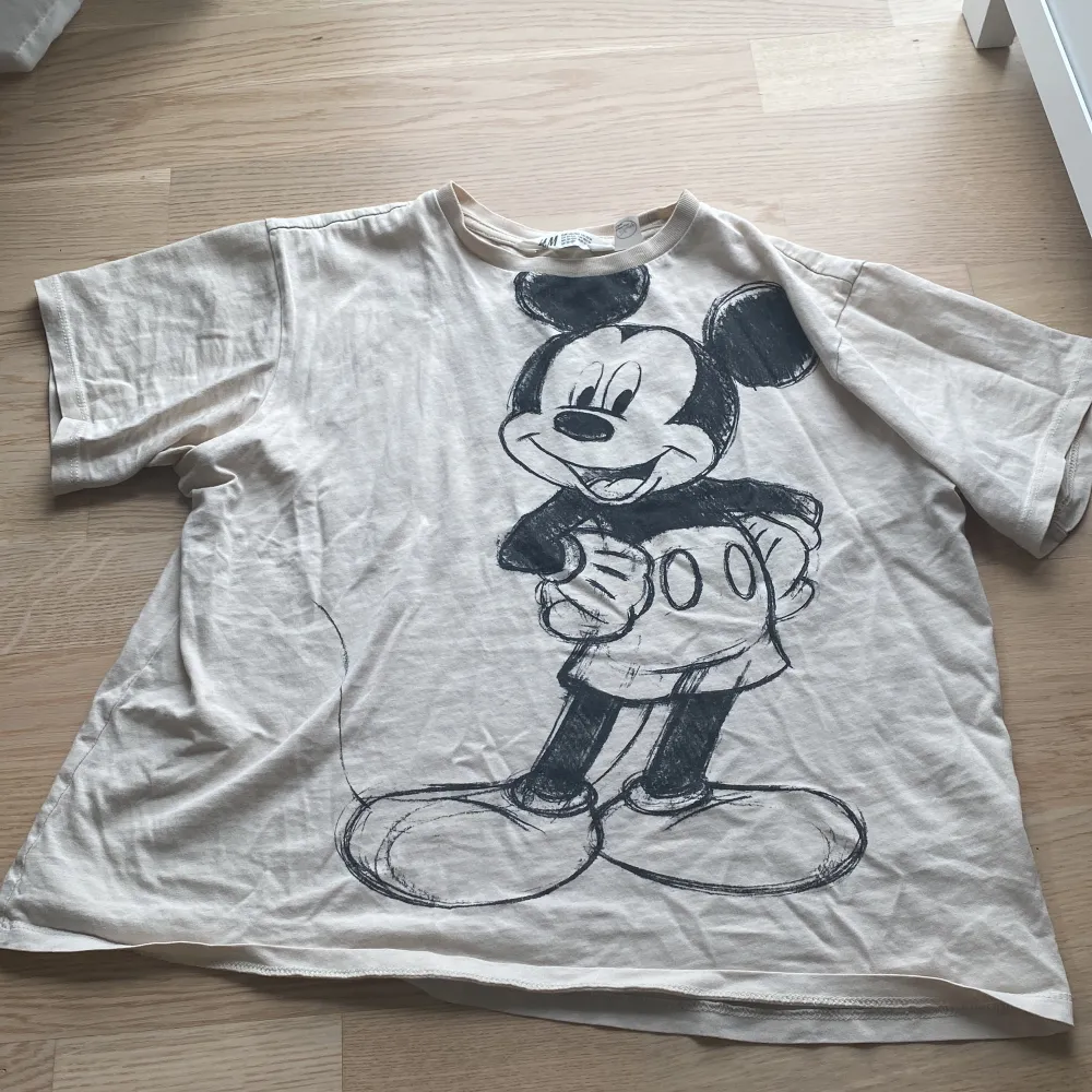  Säljer min Disney t-shirt för att jag inte har användning för den original pris runt 100 säljer den för 30 kr plus frak 🎀. T-shirts.