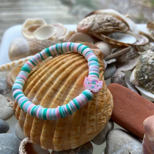 Butterfly braclet 🦋💚💙💗 - Det är 4 färger och det är parfect med en vit tröja!💙💚💗🦋