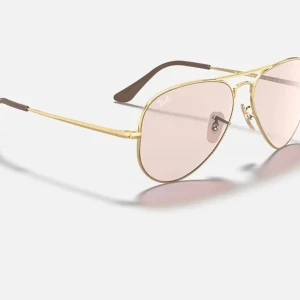 Ray Ban Solid Evolve  - Nya oanvända Ray Bans med fotokronatiska linser, dom blir mörka ljuset och ljusa i mörkret.    Modell RB3689 001/T5  Nypris 2490kr (prislapp sitter kvar)