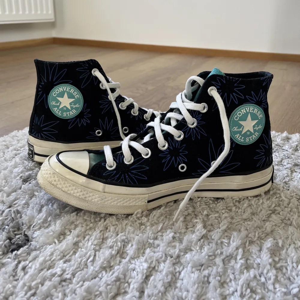 Säljer dessa Converse skor som jag köpte i Köpenhamnmen men har inte förpackningen längre. De är jätte kul men har några defekter som ni kan se på sista bilden 🩵. Skor.
