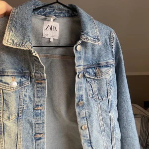 Jeansjacka - Skitsnygg jeansjacka från zara, kanppt använd och jätte fint skick💗 säljer då den inte kommer till användning, storlek m men skulle verkligen säga att den passar s och xs också!  Frakten är spårbar och kostar 74kr💕