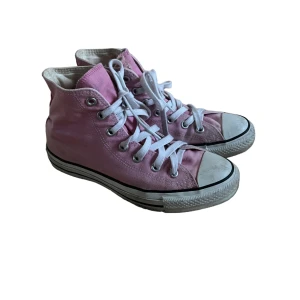 Rosa Converse! - Superfina rosa Converse i storlek 37,5🤩Kan publicera finare bilder i dagsljus senare 🥰