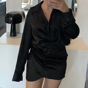 Skjortklänning - Skjortklänning från Zara, inköpt i Rom, aldrig använd och har kvar tag. För liten för mig. Passar någon längre och smalare byggd, se Zaras modell. 