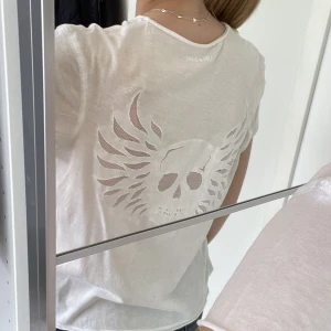 Zadig Voltaire tshirt  - Zadig Voltaire t-shirt som ej säljs längre. Nypris ca 1100kr. ❤️ Storlek S men passar mig som vanligtvis har XS. Inga defekter, slitningar vid ringningen är designen. 