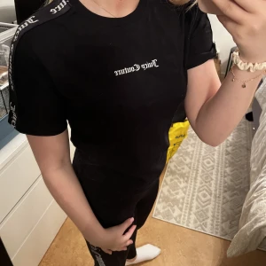 Tränings set från Juicy Couture - Säljer nu detta fina tränings set. Tröjan är aldrig använd och med lappen kvar. Byxorna är endast använda fåtal gånger. 290kr för båda. 