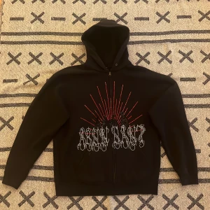 Abundant hoodie  - Säljer den här Abundant hoodien då den inte kommer till användning. Annars en stor favorit! (Alla pärlor är kvar) Skick 8/10