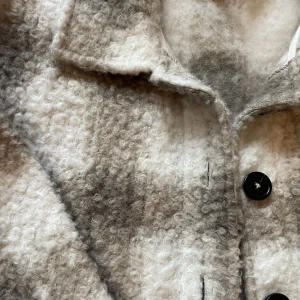 Kappa - Säljer denna jättefina rutiga kappan från Gina Young då den blivit för liten. Kappan har används enstaka gång och är i mycket bra skick! Kontakta för flera bilder 🫶🏼