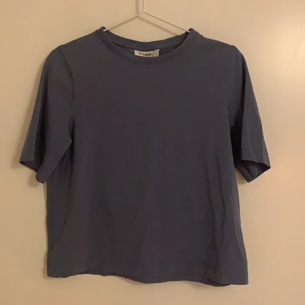 Oversized blå-grå t-shirt från weekday 💙🫐 färgen syns bäst på sista bilden 🥰 använd men i fint skick Fraktar eller möts upp. T-shirts.