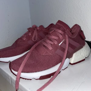 Adidas skor - Supersnygga Adidas träningsskor som även funkar till vardags. Jag har aldrig fått någon användning av dom vilket är synd, hoppas dom tilltalar någon annan. Obs, dom är mörkrosa! Super snygga till exempel ett svart träningsset eller ett par ljusa jeans. 