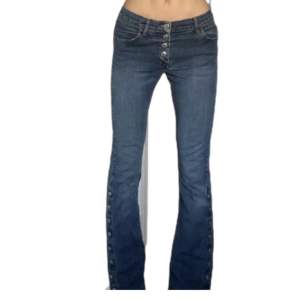 Supercoola miss me jeans med ”knapp” liknande detaljer!! Lowrise storlek 26! Midjemått: 34cm, innerbenslängd: 80cm💘