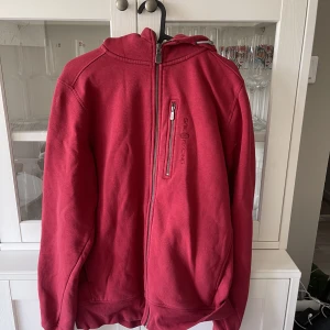 Kofta - Röd kofta, använd många gånger så därför är den billigare. 