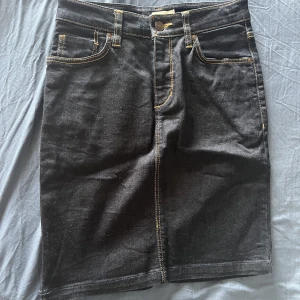 Pencilkjol - Denna kjolen älskar jag men tyvärr har den blivit för liten för mig. Den är i super bra skick. Kan mötas upp i Trollhättan eller Göteborg annars står köparen för frakten:)