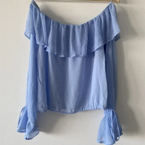 Offshoulder blus - Blus offshoulder. Aldrig använd