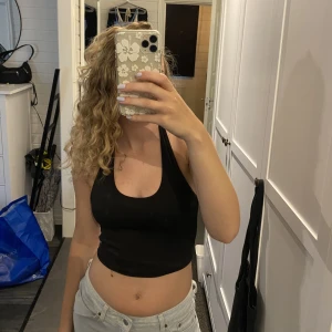 halter neck topp - svart halter neck topp. jättesnygg men den kommer aldrig till användning hos mig tyvärr.