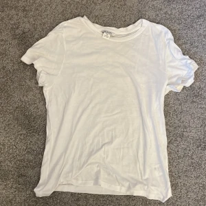 Vit tröja  - Säljer denna snygga vita tröjan från monki då den inte kommit till användning 💗