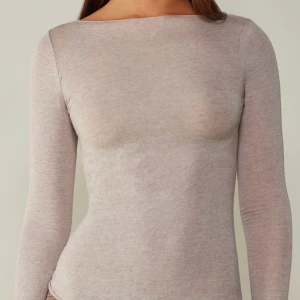 Intimissimi tröja - Så fin tröja från intimissimi i deras populära modell ultralight Kashmir. Använd endast 1 gång då jag inte trivdes med färgen så köpte en annan färg istället!! Så fin passform😍nypris 430kr, säljer för 350kr. 