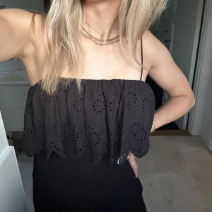 Svart klänning - Jättegullig svart smockad klänning från zara. Stor volang upptill och liten volang längst ner.🤍🤍