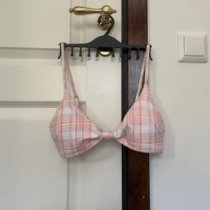 Söt bikini - Rosarutig bikini som var alldeles för liten för mig. Jättesöt dock men har intr kunnat använda den.