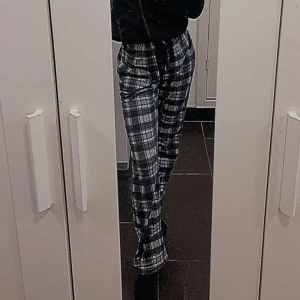 Pyjamasbyxor  - Säljer dessa pyjamasbyxor som är sparsamt använda, inga slitningar och inga hål. Säljer dem då jag själv inte använder pyjamasbyxor så mycket längre. 