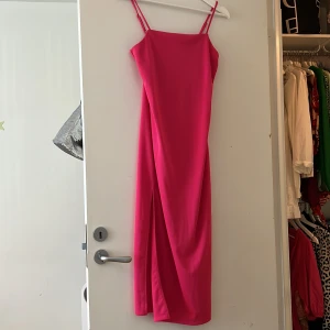 Lång klänning  - Lång klänning från h&m. Aldrig använd men utan prislapp. Storlek XS. Slits på sidan av klänningen