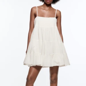 Zara klänning - Säljer min älskade zara klänning som är perfekt nu till sommaren!😍