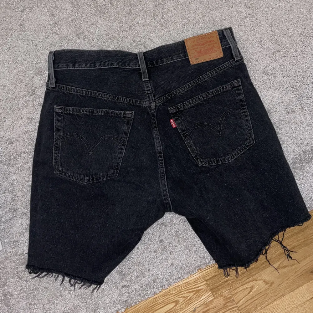 Levis 501 shorts. Slutar typ lite över knäna. Säljs då jag tog fel storlek. Storlek; W28 (Dam). Inköpspris 699kr, säljer för 399 kr. Kvitto finns! . Shorts.