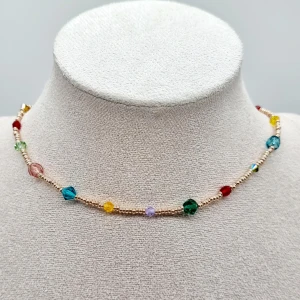 Handgjort halsband  - Handgjort halsband och exklusiv design. Gjord i bra kvalitet ●Material-Sw kristall, glas, zinklegeringar. Nickel fri. Längd: 19cm