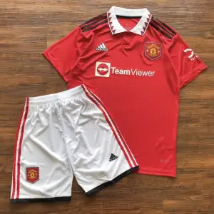 Jag säljer ett par nya Manchester United T-shirts tillsammans med shorts för endast 659 kr. Leveransen tar ungefär 2 veckor. Eller så kan vi mötas upp i Västerås. Finns i alla storlekar. 